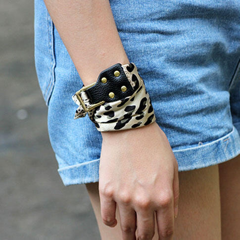 Bracelet Leopard Printed Silk Scarf Leather Buckle DIY Wrist Bracelet. Size, Apricot
Bracelet Leopard Printed Silk Scarf Leather Buckle DIY Wrist Bracelet. Size, Apricot