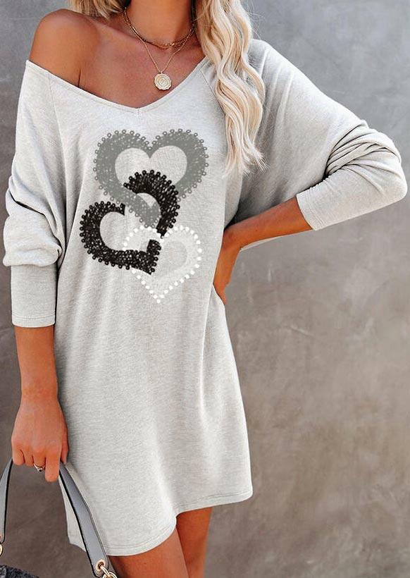 Mini Dresses Valentine Heart V-Neck Raglan Sleeve Mini Dress in Light Grey. Size: S,M,,XL
Mini Dresses Valentine Heart V-Neck Raglan Sleeve Mini Dress in Light Grey. Size: S,M,,XL