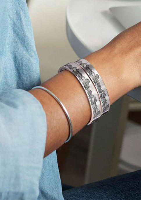 Bracelet Not Sisters By Blood But Sisters By Heart Bracelet in Silver. Size
Bracelet Not Sisters By Blood But Sisters By Heart Bracelet in Silver. Size