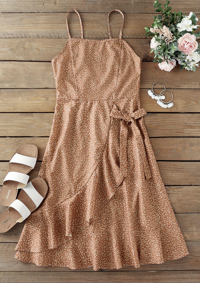 Mini Dresses Ditsy Floral Ruffled Smocked Spaghetti Strap Mini Dress in Khaki. Size: L,M,,XL
Mini Dresses Ditsy Floral Ruffled Smocked Spaghetti Strap Mini Dress in Khaki. Size: L,M,,XL