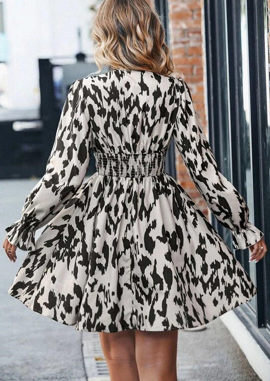 Mini Dresses Leopard Ruffled Smocked Long Sleeve Mini Dress in Multicolor. Size: L,M,,XL
Mini Dresses Leopard Ruffled Smocked Long Sleeve Mini Dress in Multicolor. Size: L,M,,XL