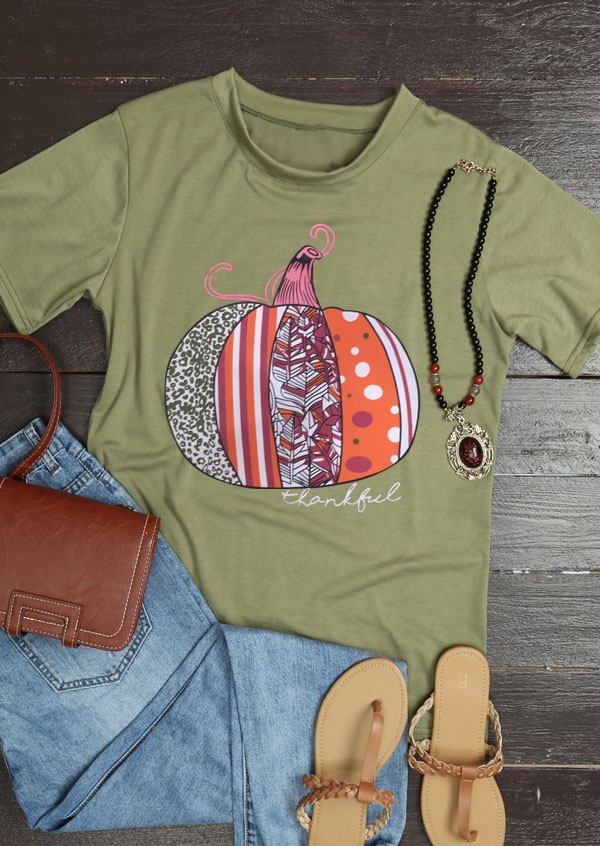 

Tees T-shirts Thankful Pumpkin Short Sleeve T-Shirt in Green. Size: ,M