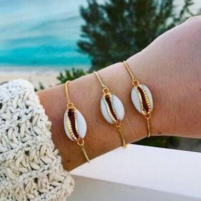 

Bracelet Cowrie Shell Bracelet in Gold. Size