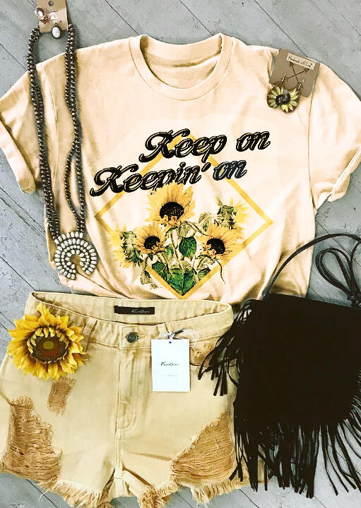 

Keep On Keepin' On Sunflower T-Shirt Tee - Cream, 445321