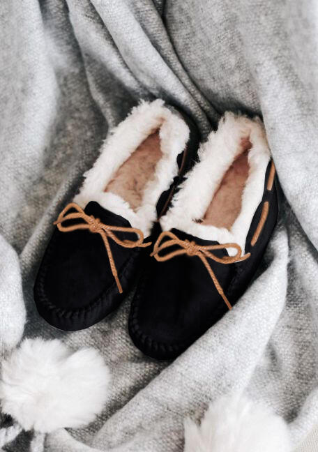 

Flats Winter Tie Slip-On Round Toe Fur Flats - Black. Size