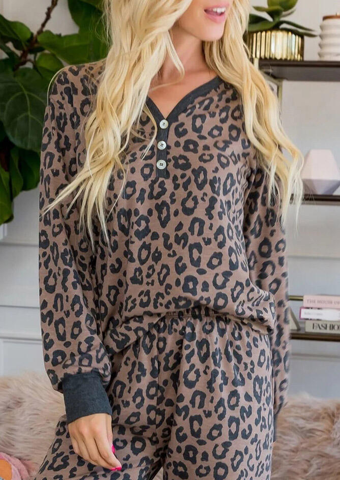 

Leopard Printed Long Sleeves Button Pajamas Set in Leopard. Size