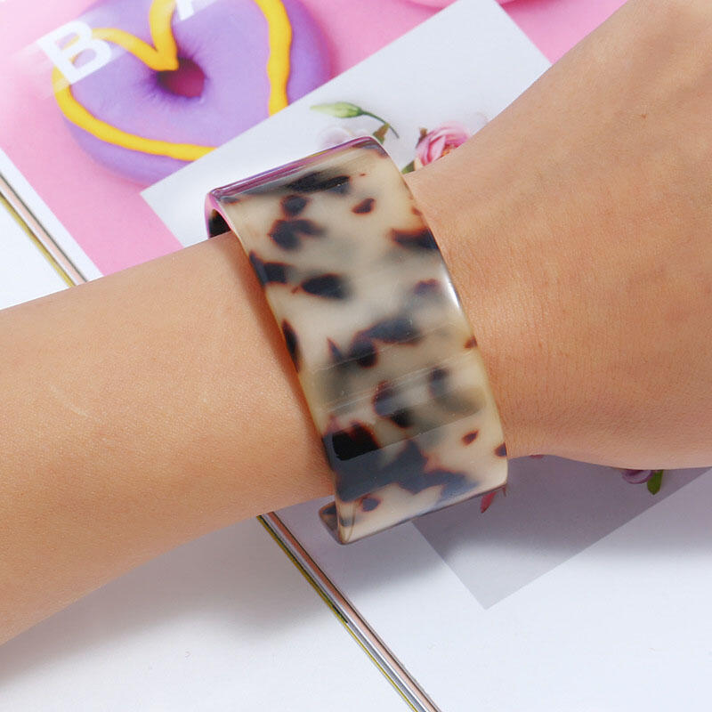 

Bracelet Leopard Printed Acetate Plate Cuff Bracelet. Size