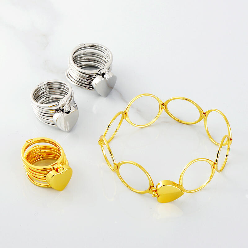 

Bracelet Valentine Love Heart Retractable Ring Bracelet in Silver. Size