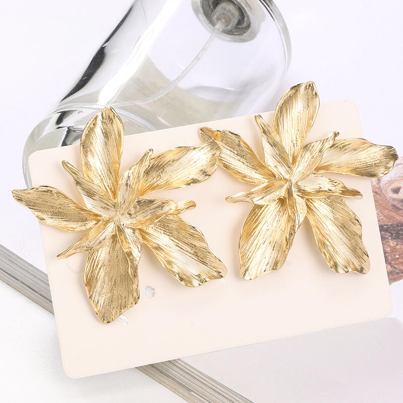 

Earrings Women's Fashion 3D Flower Metal Earrings. Size, Gold