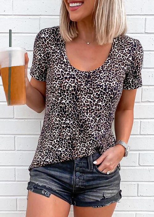 

Tees T-shirts Leopard Printed O-Neck T-Shirt Tee without Necklace in Leopard. Size