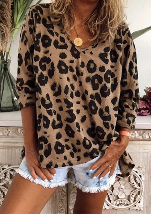 

Blouses Leopard V-Neck Blouse without Necklace in Leopard. Size: ,M