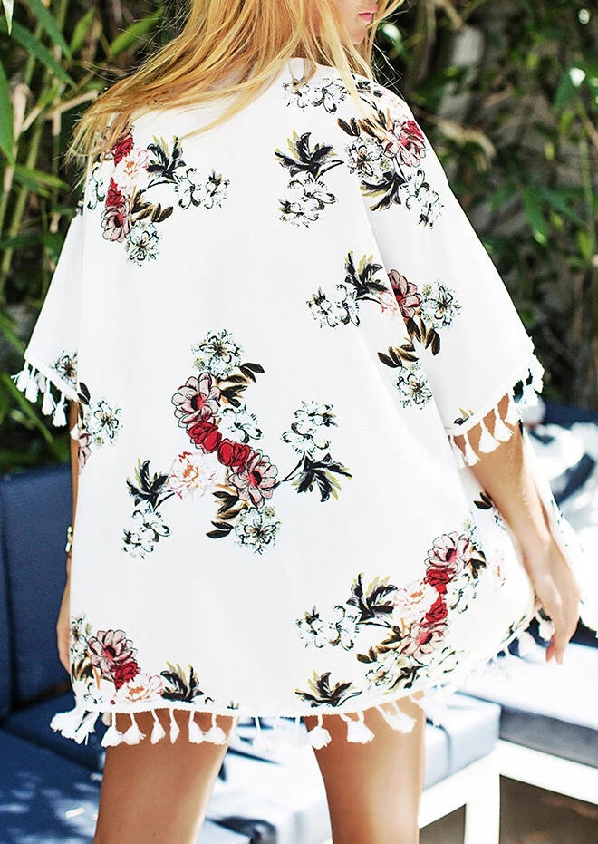 

Cover Ups Floral Tassel Splicing Cover Up in White. Size: ,M