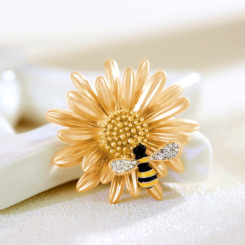 

Brooch Sunflower Bee Alloy Brooch in Pink. Size