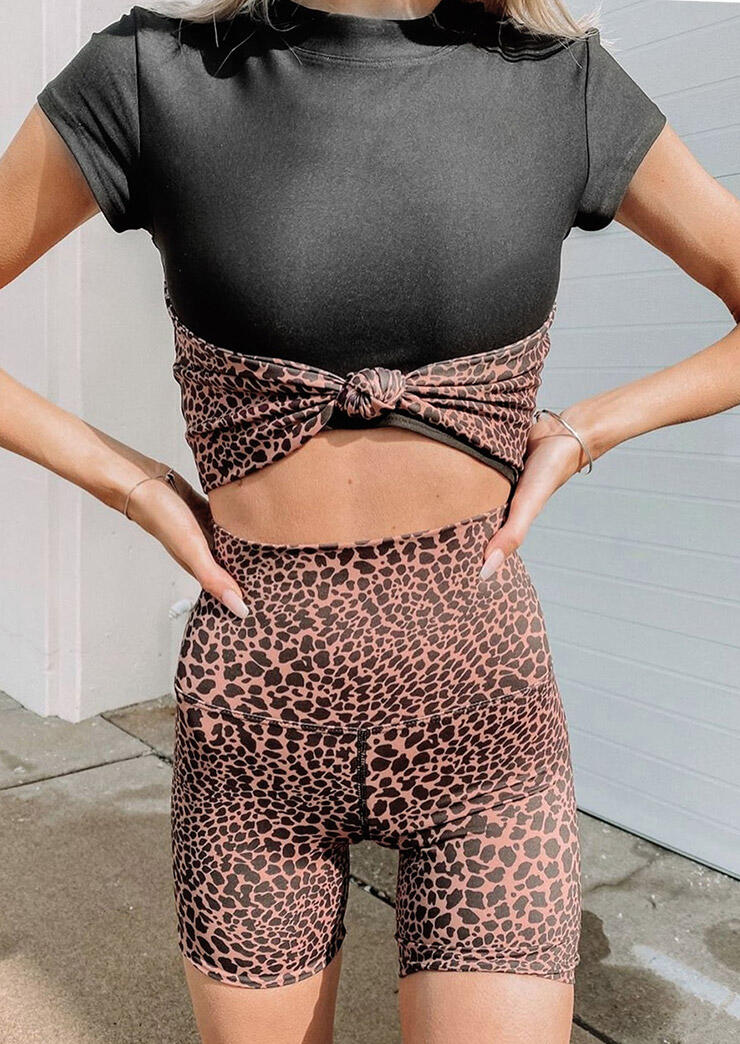 

Activewear Leopard Splicing Twist Activewear Yoga Sports Set in Leopard. Size