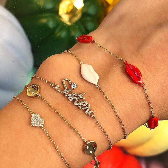 

Bracelet 5Pcs Sister Lips Smile Face Rhinestone Heart Bracelet in Gold. Size