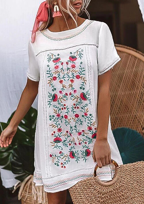 

Mini Dresses Floral O-Neck Mini Dress in White. Size: ,M