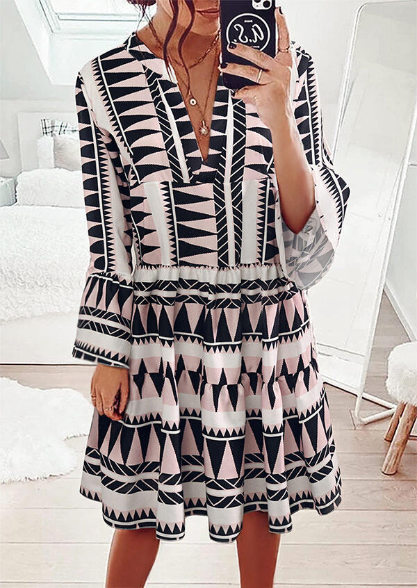 

Casual Dresses Geometric Flare Sleeve V-Neck Casual Dress without Necklace in Multicolor. Size