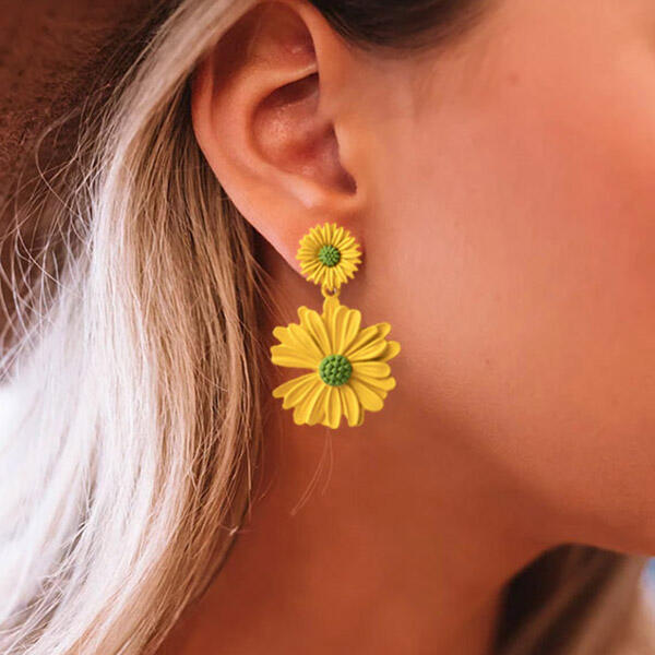 

Earrings Daisy Drop Dangle Pendant Earrings in White. Size