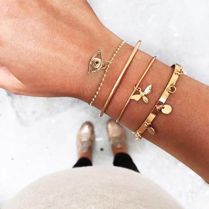 

Bracelet 4Pcs Bee Disc Coin Alloy Bracelet Set in Gold. Size