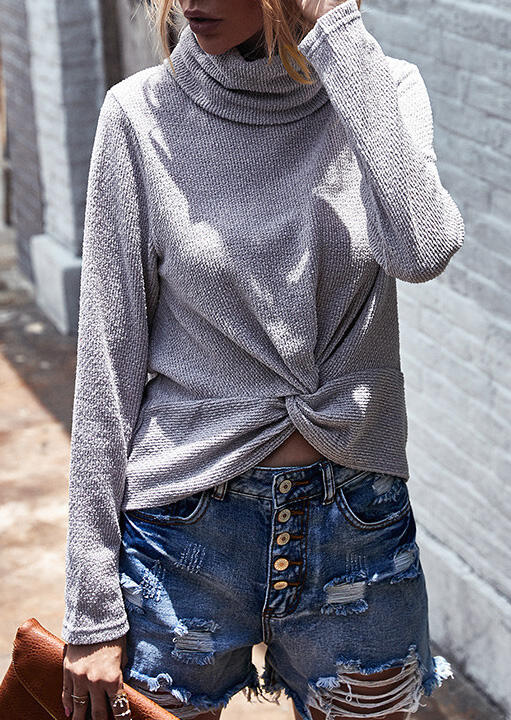 

Sweaters Turtleneck Twist Long Sleeve Sweater in Gray. Size