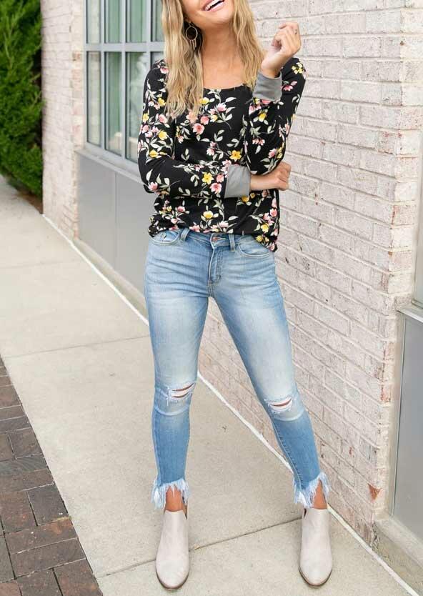 

Blouses Criss-Cross Floral O-Neck Long Sleeve Blouse in Black. Size: ,L