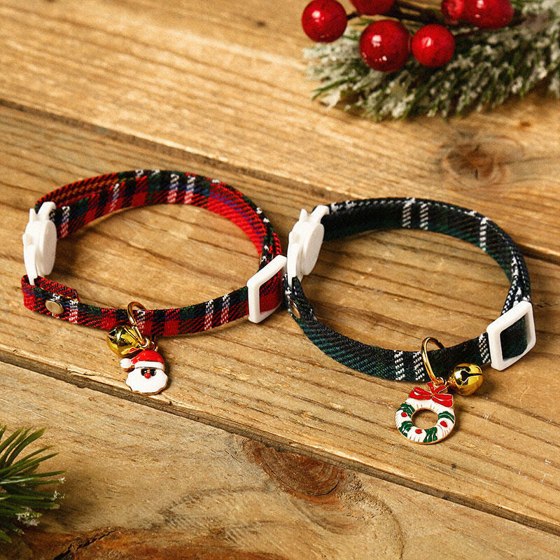 

Pet Products Christmas Plaid Adjustable Buckle Bell Pet Collar in Green. Size