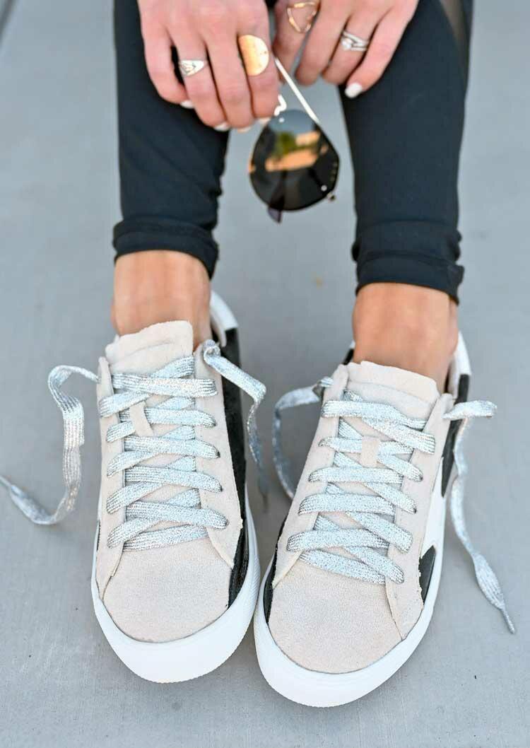 

Sneakers Star Lace Up Round Toe Flat Sneakers in Light Grey. Size: ,38,39,40,41