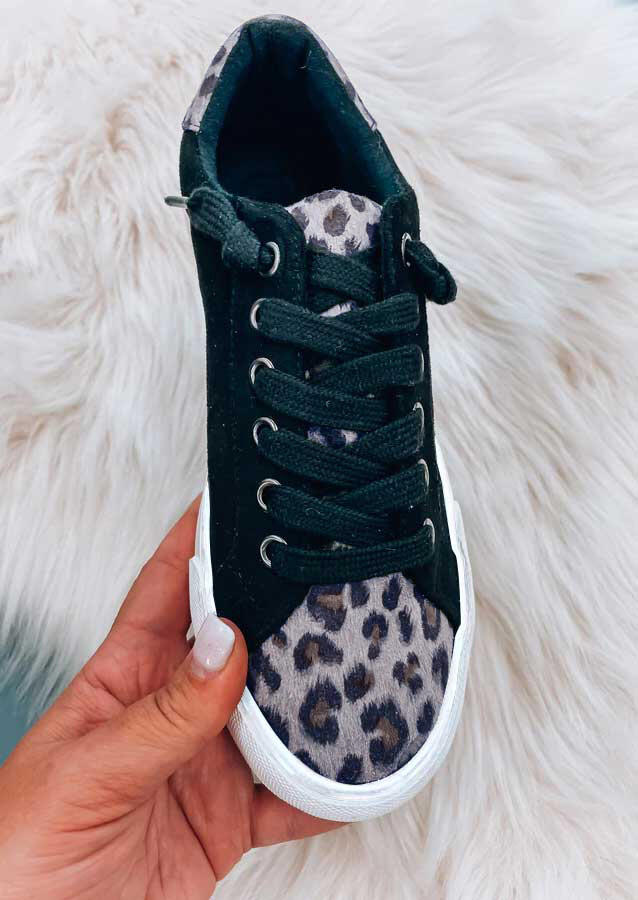 Sneakers Leopard Lace Up Round Toe Flat Sneakers in Leopard. Size: 37