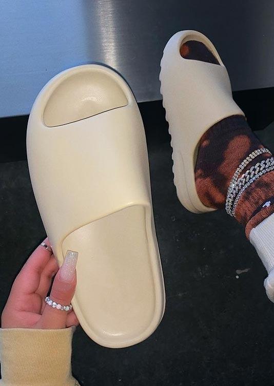 

Slippers Lightweight Soft Non-Slip Flat Slippers in Light Khaki. Size: ,38,39