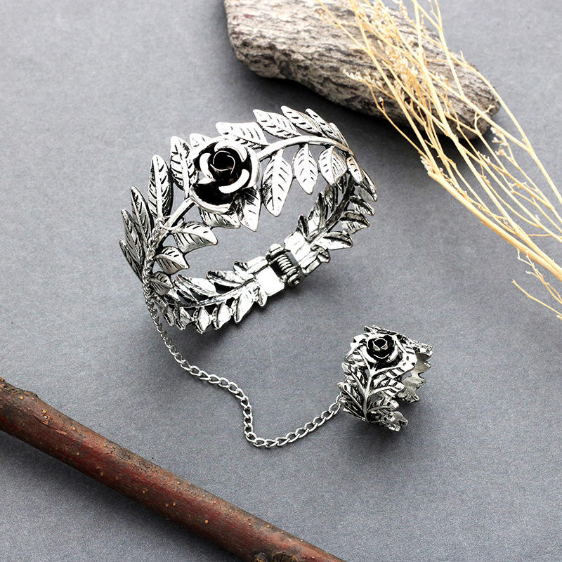 

Bracelet Vintage Carved Flower Leaf Finger Ring Bracelet in Silver. Size