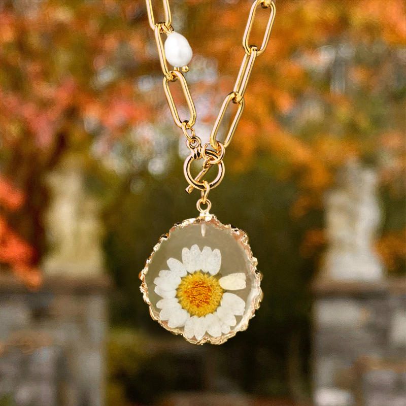 

Necklaces Beading Daisy Pendant Alloy Necklace in Gold. Size