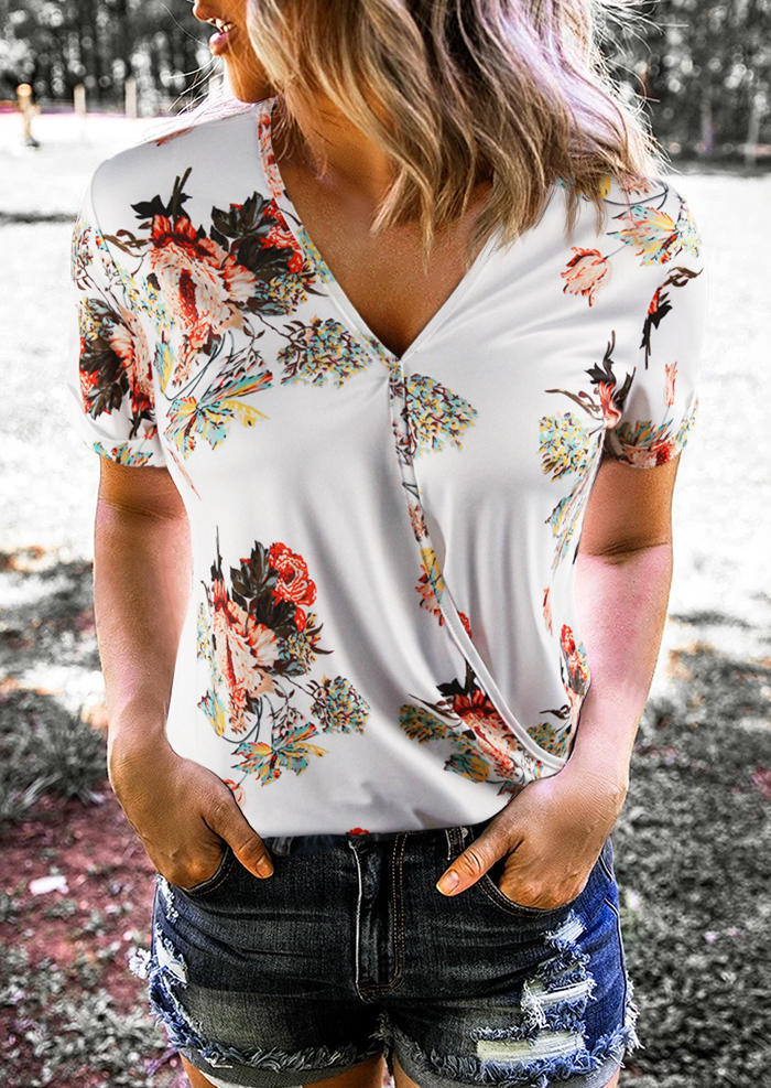 

Blouses Floral V-Neck Blouse in White. Size: ,XL