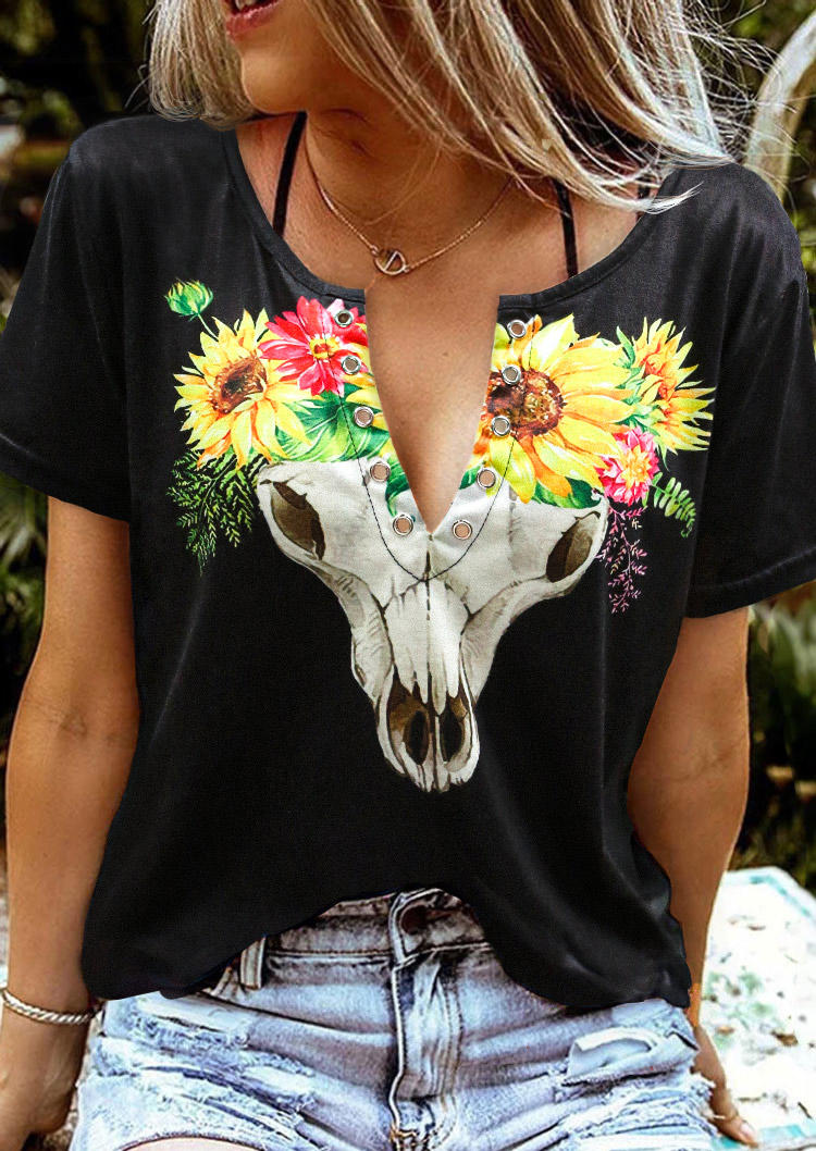 

T-shirts Tees Floral Steer Skull V-Neck T-Shirt Tee in Black. Size: ,M,L