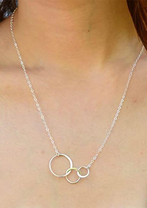 

Necklaces Hollow Out Interlocking Circle Pendant Necklace in Silver. Size