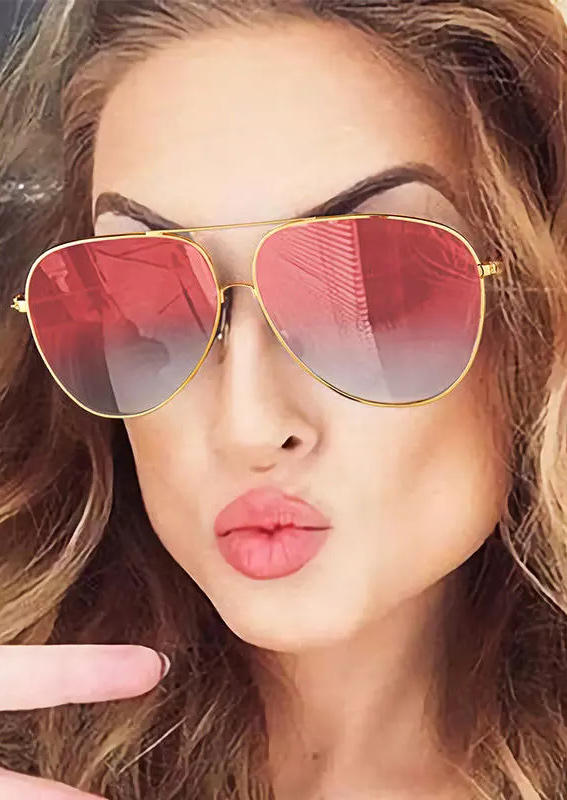 

Sunglasses Vintage Metal Frame Aviator Sunglasses in Pink. Size