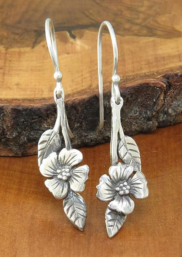 

Earrings Vintage Floral Leaf Pendant Earrings in Silver. Size