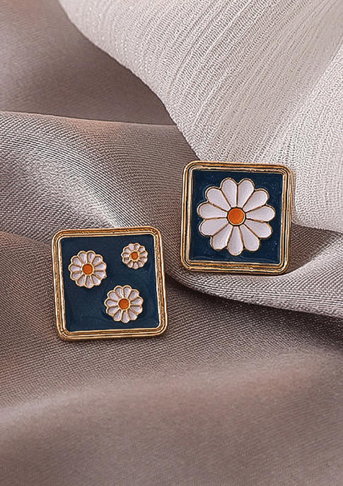 

Earrings Asymmetric Daisy Alloy Stud Earrings in Gold. Size