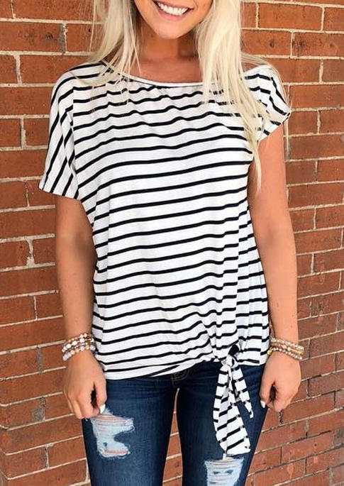 

Blouses Striped Tie O-Neck Blouse in White. Size: ,M