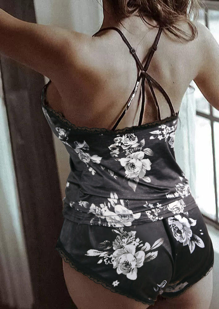 

Sleepwear Floral Lace Splicing Camisole And Shorts Pajamas Set in Black. Size