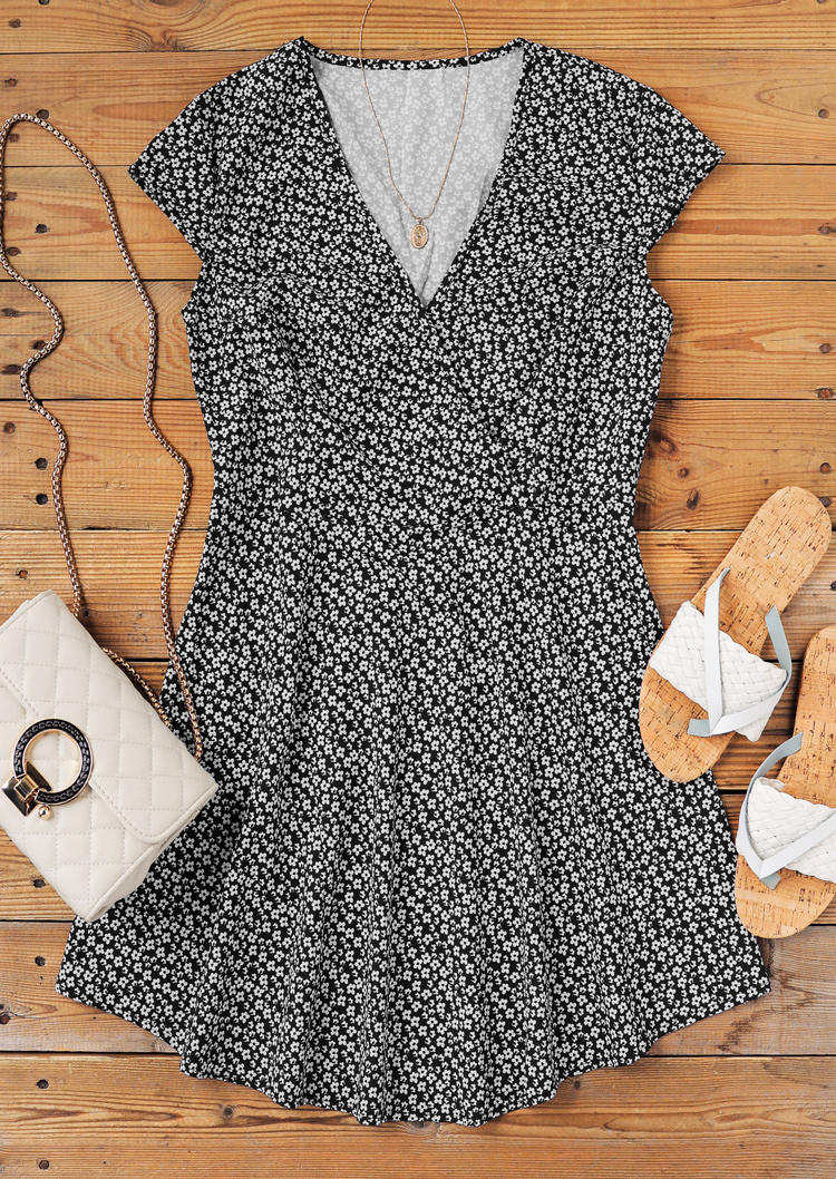

Mini Dresses Floral V-Neck Short Sleeve Mini Dress in Black. Size
