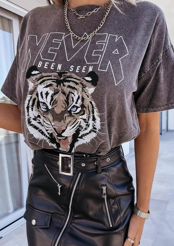 

T-shirts Tees Never Been Seen Tiger O-Neck T-Shirt Tee in Gray. Size: ,M,L,XL