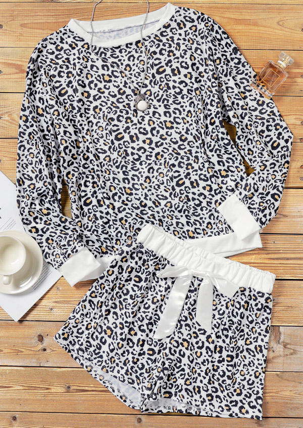 

Sleepwear Leopard Blouse And Drawstring Pants Pajamas Set in Leopard. Size