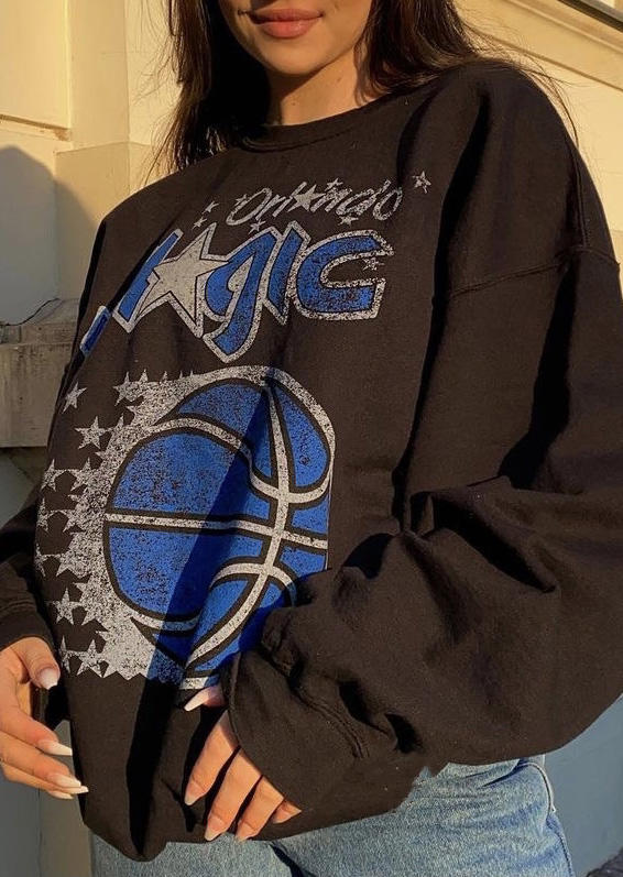 

Sweatshirts Basketball Graphic Pullover Sweatshirt in Black. Size: ,M,L,XL