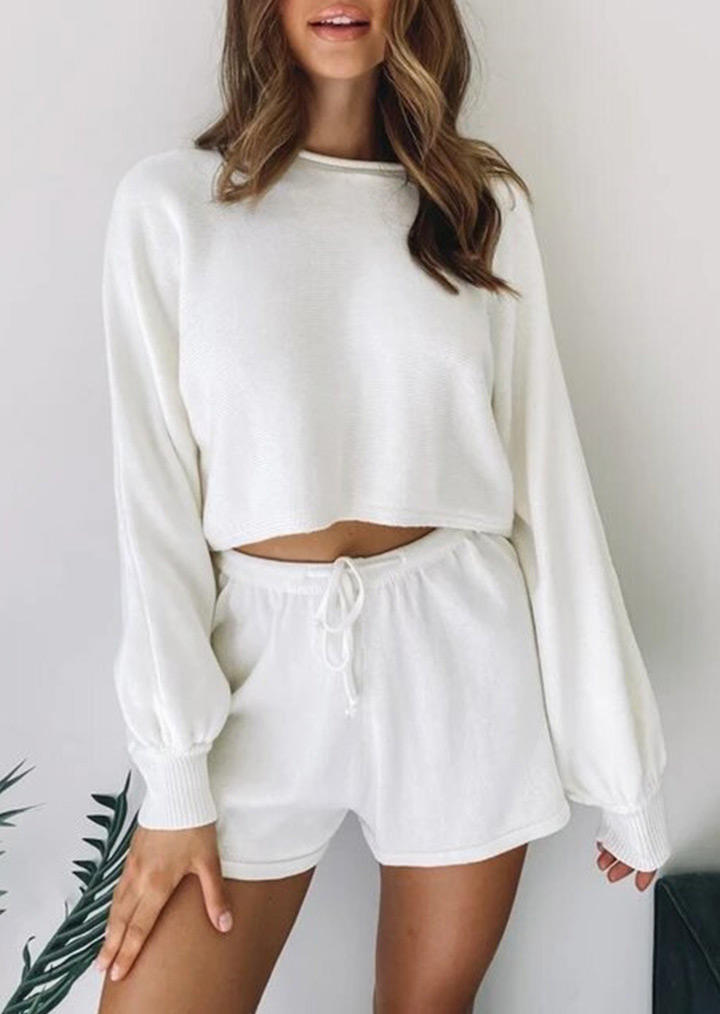 

Sleepwear Long Sleeve Sweater And Drawstring Shorts Pajamas Set in White. Size: ,M,L,XL