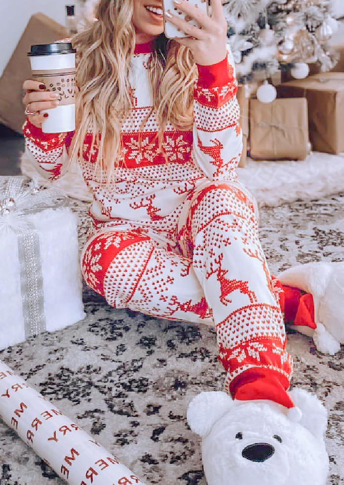 

Sleepwear Christmas Reindeer Blouse And Pants Pajamas Set in Red. Size
