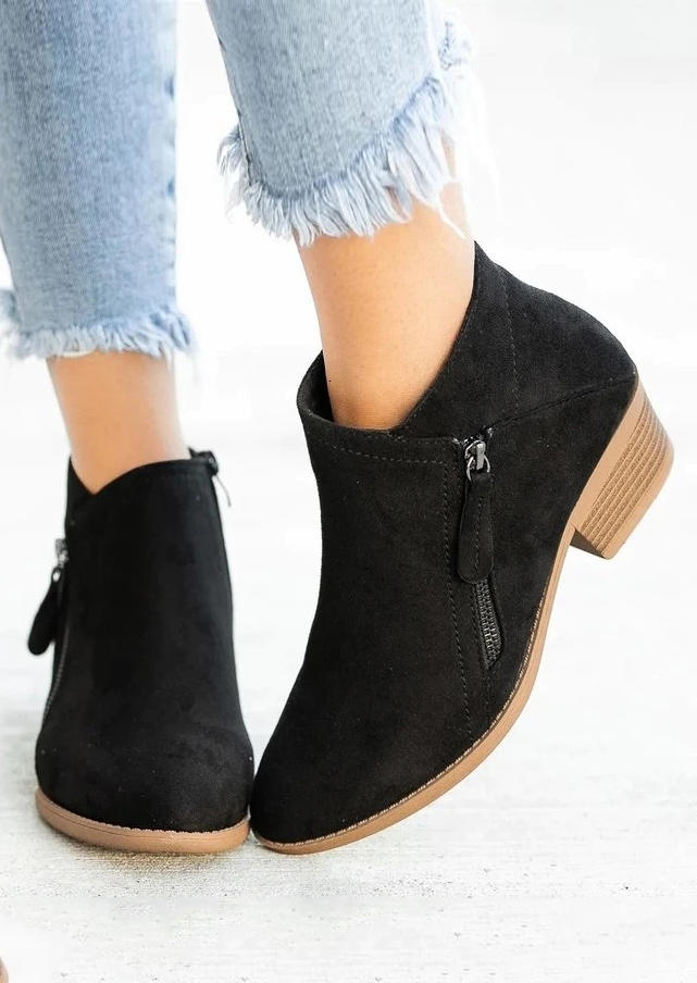 Boots Zipper Round Toe Ankle Boots in Black. Size: 40