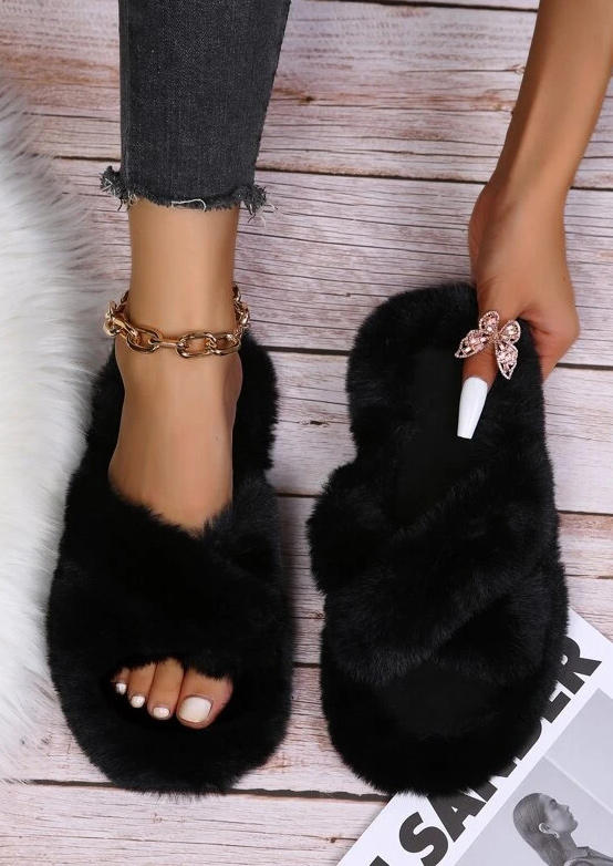

Slippers Criss-Cross Plush Slippers in Black. Size: ,38,39,40,41