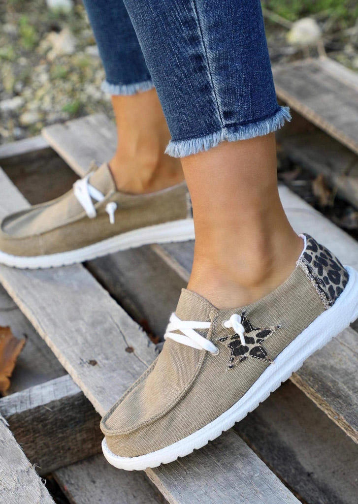

Sneakers Leopard Star Round Toe Flat Sneakers in Khaki. Size