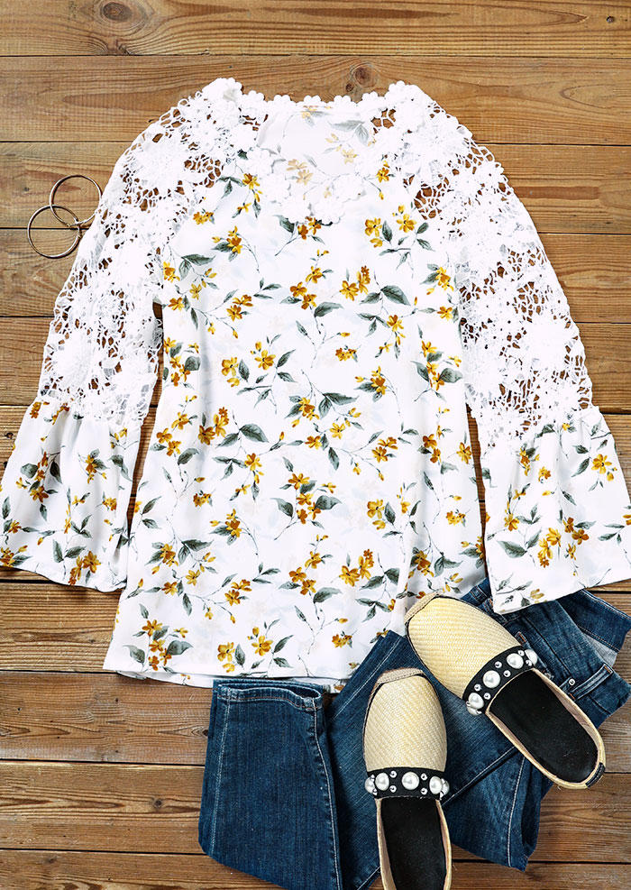 

Blouses Floral Lace Splicing Flare Sleeve Blouse in White. Size: ,M,L,XL