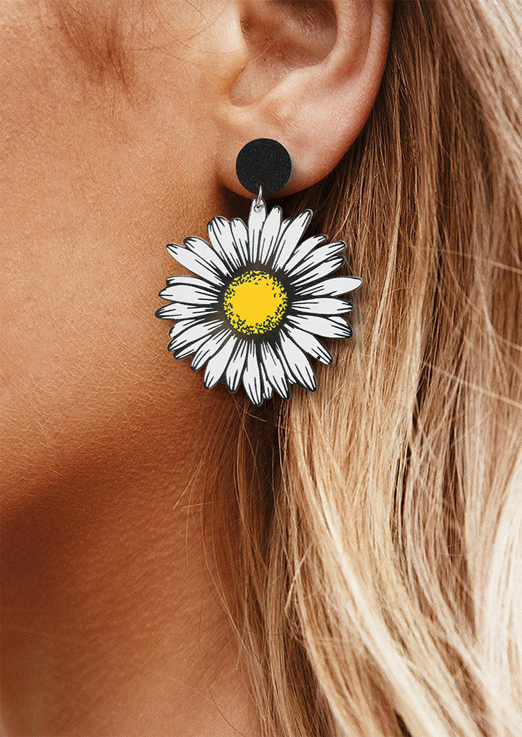 

Earrings Daisy Pendant Stud Earrings in Black. Size